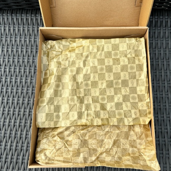 UGG | AZALEA Cozy Winter Boots in Sand (Size 6) | NEW IN BOX Condition - Picture 10 of 16